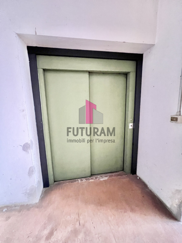 SANDRIGO - RIF.130BRU-FUTURAM PER INFO 0444/310220 - 392/9183796

IN ZONA INDUSTRIALE, SI PROPONE...