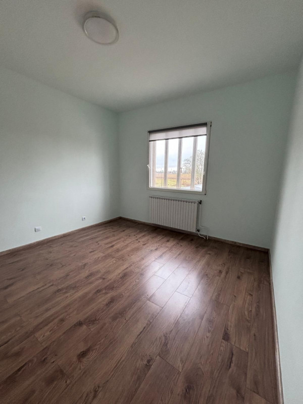 Scopri questa imperdibile opportunità nella tranquilla zona di Masi. Questa affascinante casa sin...