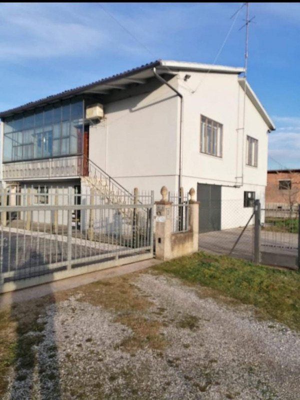 Scopri questa imperdibile opportunità nella tranquilla zona di Masi. Questa affascinante casa sin...