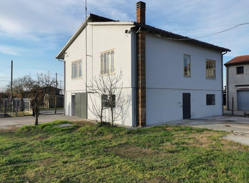 Scopri questa imperdibile opportunità nella tranquilla zona di Masi. Questa affascinante casa sin...