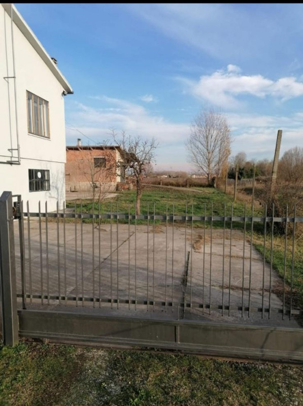 Scopri questa imperdibile opportunità nella tranquilla zona di Masi. Questa affascinante casa sin...