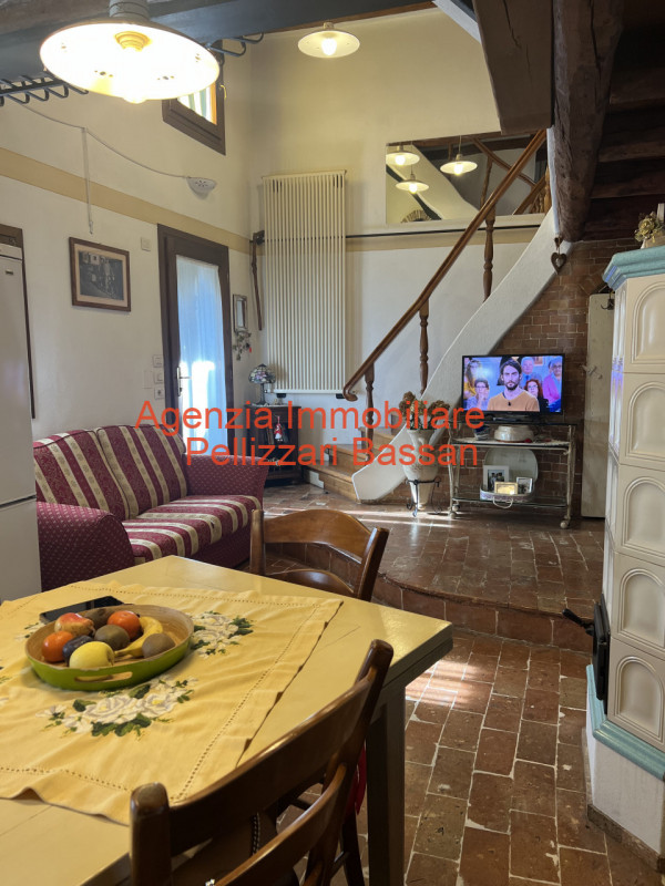 In vendita a Sovilla di Nervesa, proponiamo una casetta singola terratetto completamente ristrutt...