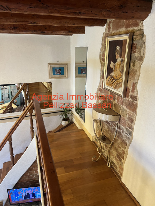 In vendita a Sovilla di Nervesa, proponiamo una casetta singola terratetto completamente ristrutt...