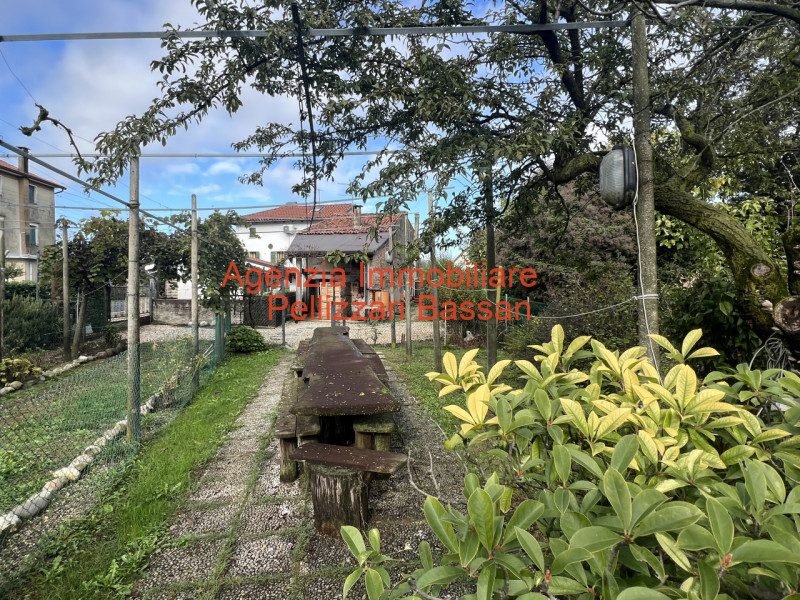 In vendita a Sovilla di Nervesa, proponiamo una casetta singola terratetto completamente ristrutt...