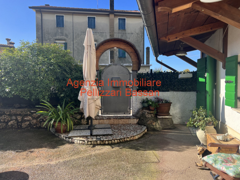 In vendita a Sovilla di Nervesa, proponiamo una casetta singola terratetto completamente ristrutt...