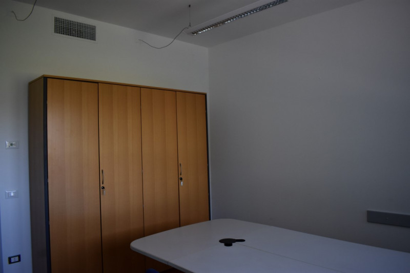 In vendita a Piove di Sacco, proponiamo un elegante ufficio situato al primo piano che si estende...