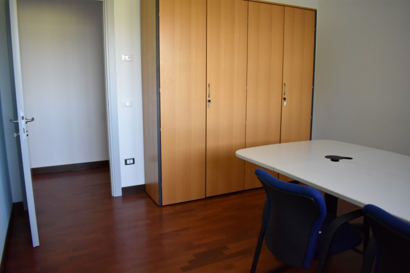 In vendita a Piove di Sacco, proponiamo un elegante ufficio situato al primo piano che si estende...