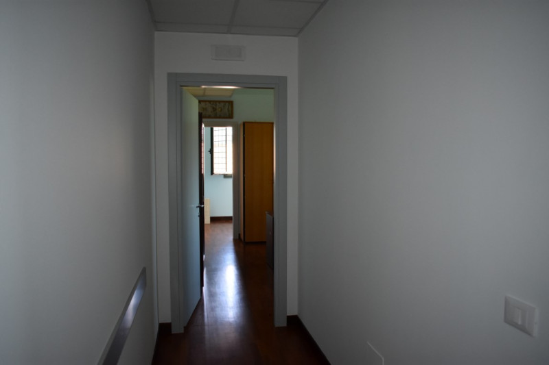 In vendita a Piove di Sacco, proponiamo un elegante ufficio situato al primo piano che si estende...