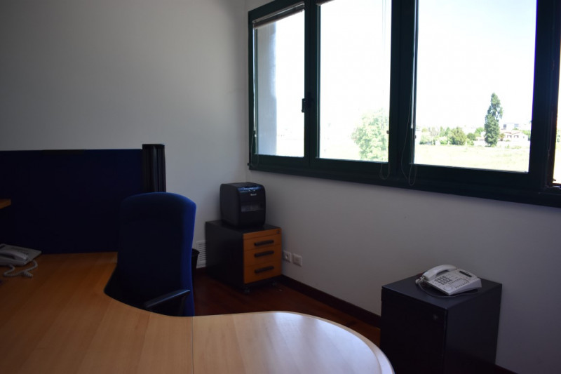 In vendita a Piove di Sacco, proponiamo un elegante ufficio situato al primo piano che si estende...