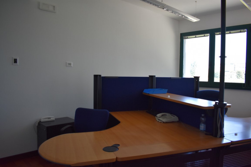 In vendita a Piove di Sacco, proponiamo un elegante ufficio situato al primo piano che si estende...