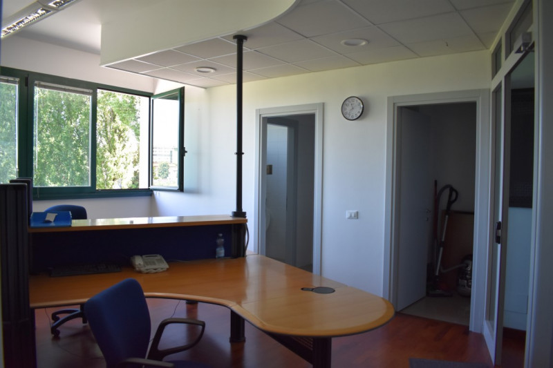 In vendita a Piove di Sacco, proponiamo un elegante ufficio situato al primo piano che si estende...