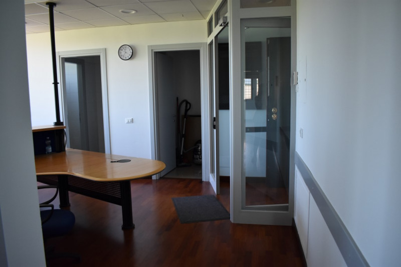 In vendita a Piove di Sacco, proponiamo un elegante ufficio situato al primo piano che si estende...