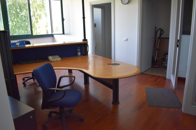 In vendita a Piove di Sacco, proponiamo un elegante ufficio situato al primo piano che si estende...