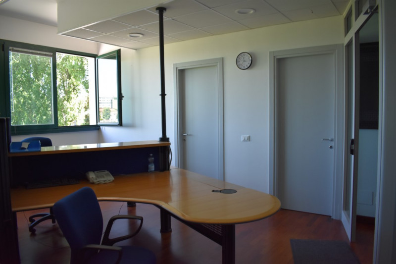 In vendita a Piove di Sacco, proponiamo un elegante ufficio situato al primo piano che si estende...