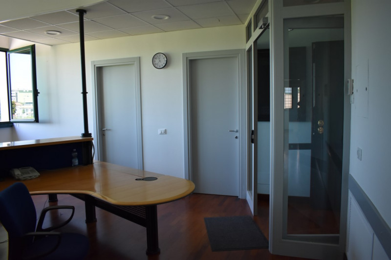 In vendita a Piove di Sacco, proponiamo un elegante ufficio situato al primo piano che si estende...