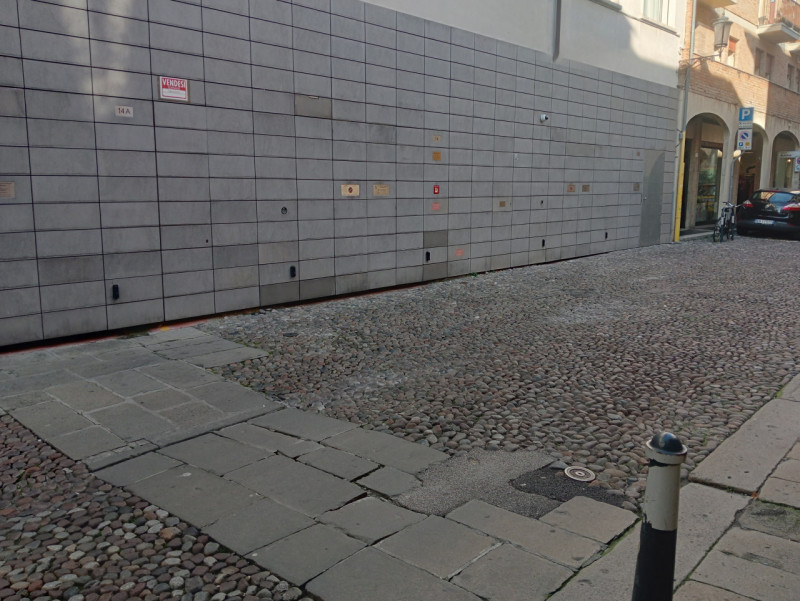 Centro Storico - A due passi dal Duomo, garage di 17 mq. Per maggiori informazioni rivolgersi in ...