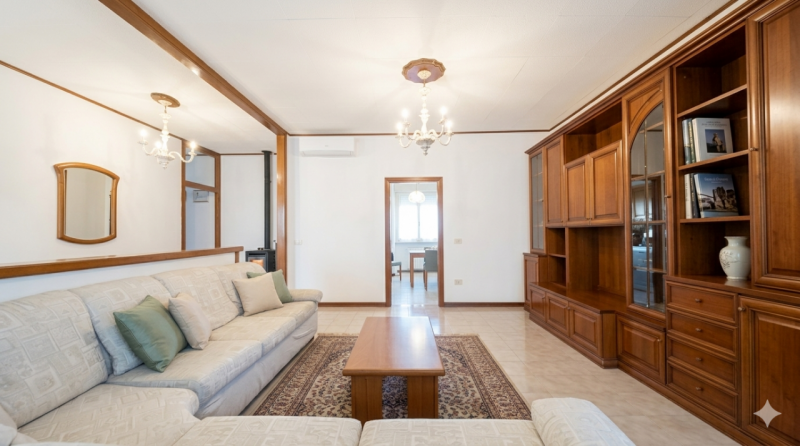 (Per INFO Mara 3481536890) A Eraclea, nei pressi di Ponte Crepaldo, proponiamo in vendita villa s...