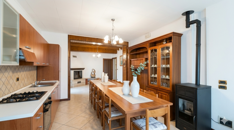 (Per INFO Mara 3481536890) A Eraclea, nei pressi di Ponte Crepaldo, proponiamo in vendita villa s...