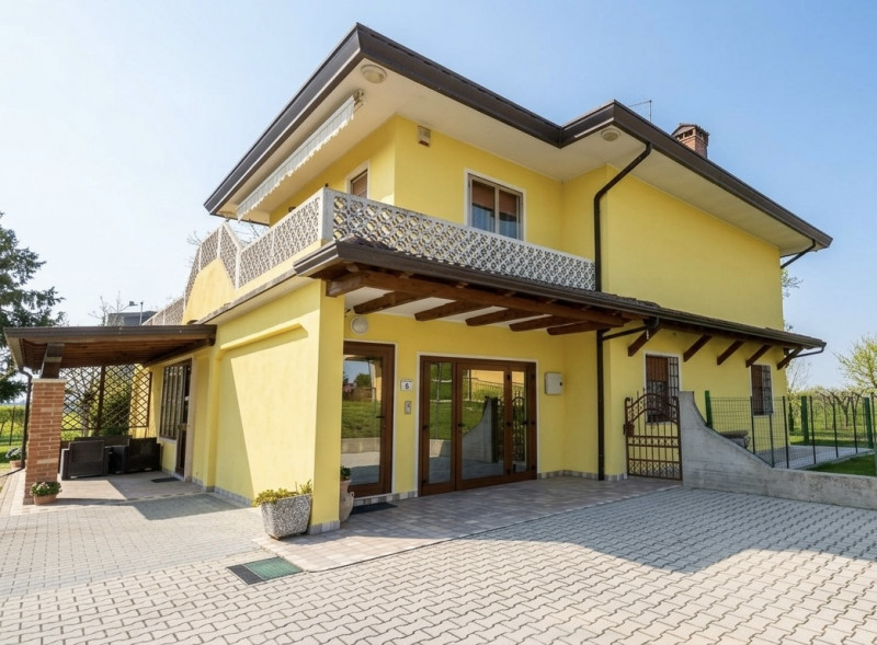 (Per INFO Mara 3481536890) A Eraclea, nei pressi di Ponte Crepaldo, proponiamo in vendita villa s...