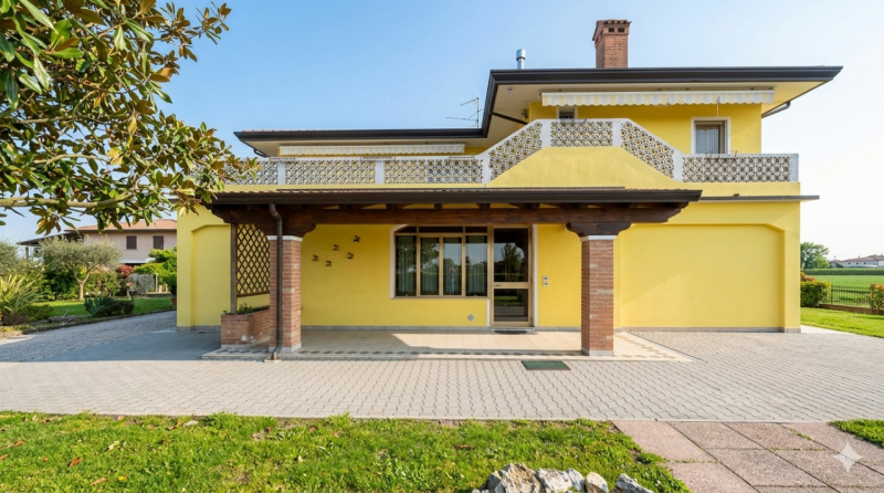 (Per INFO Mara 3481536890) A Eraclea, nei pressi di Ponte Crepaldo, proponiamo in vendita villa s...