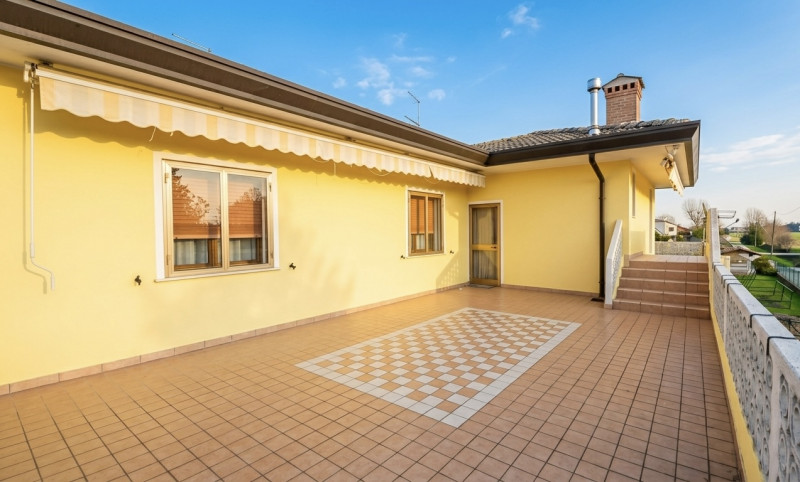 (Per INFO Mara 3481536890) A Eraclea, nei pressi di Ponte Crepaldo, proponiamo in vendita villa s...