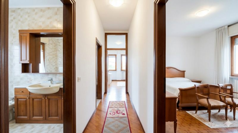 (Per INFO Mara 3481536890) A Eraclea, nei pressi di Ponte Crepaldo, proponiamo in vendita villa s...