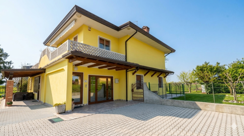 (Per INFO Mara 3481536890) A Eraclea, nei pressi di Ponte Crepaldo, proponiamo in vendita villa s...