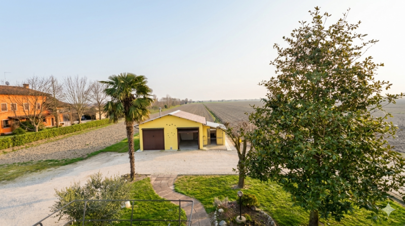(Per INFO Mara 3481536890) A Eraclea, nei pressi di Ponte Crepaldo, proponiamo in vendita villa s...