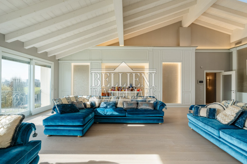 A cinque minuti da Torri di Quartesolo proponiamo in vendita una villa contemporanea. immersa in ...