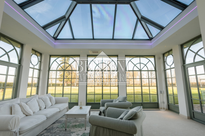 A cinque minuti da Torri di Quartesolo proponiamo in vendita una villa contemporanea. immersa in ...