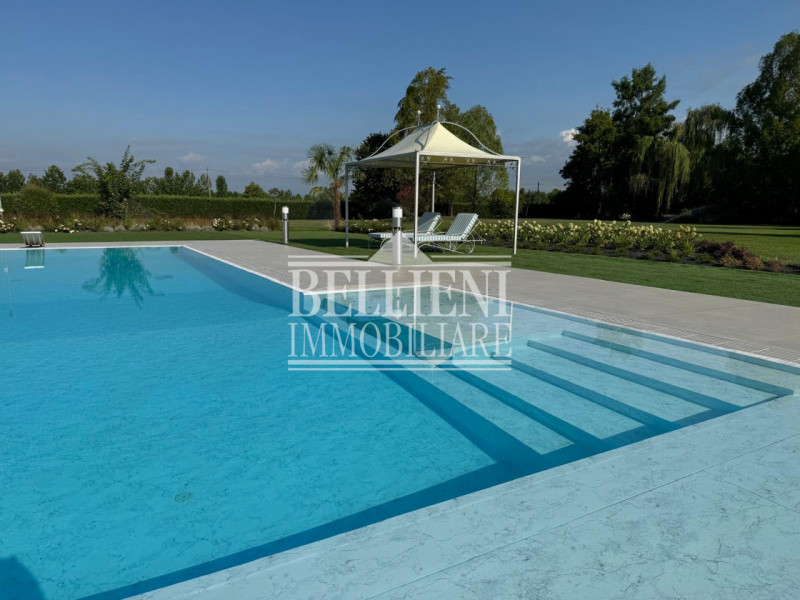 A cinque minuti da Torri di Quartesolo proponiamo in vendita una villa contemporanea. immersa in ...