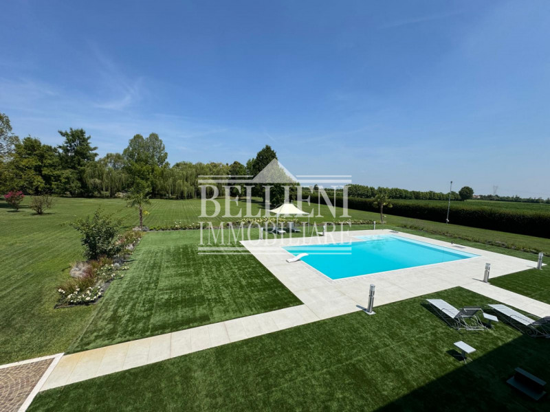A cinque minuti da Torri di Quartesolo proponiamo in vendita una villa contemporanea. immersa in ...