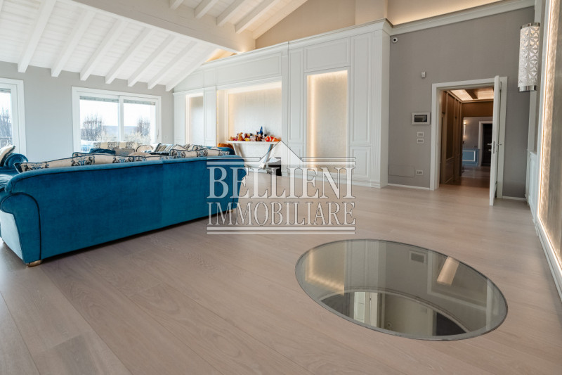 A cinque minuti da Torri di Quartesolo proponiamo in vendita una villa contemporanea. immersa in ...