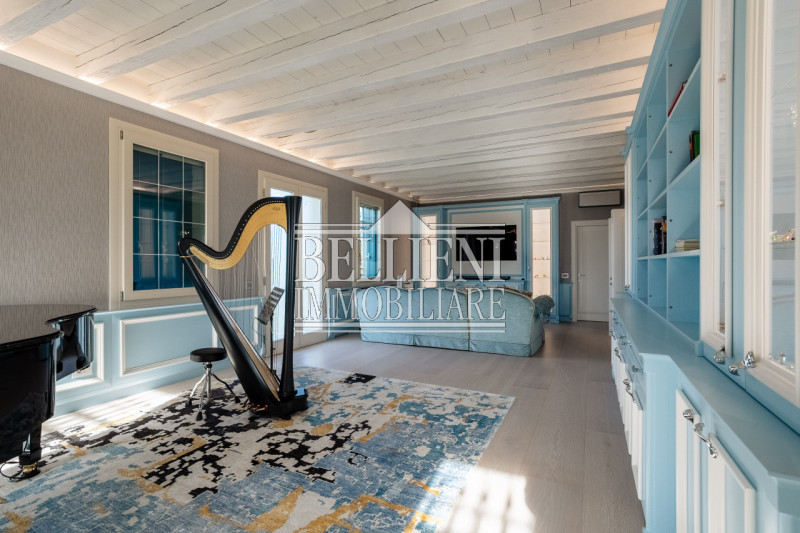 A cinque minuti da Torri di Quartesolo proponiamo in vendita una villa contemporanea. immersa in ...