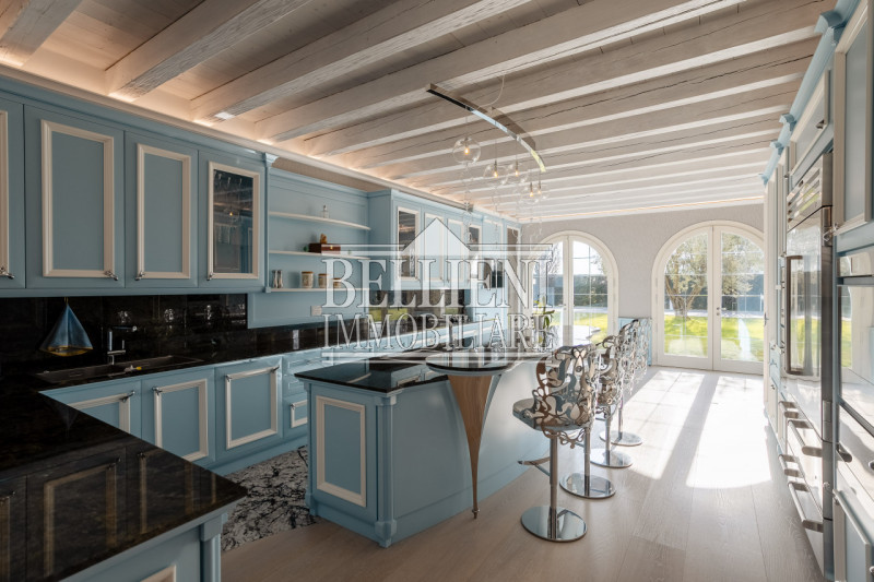 A cinque minuti da Torri di Quartesolo proponiamo in vendita una villa contemporanea. immersa in ...