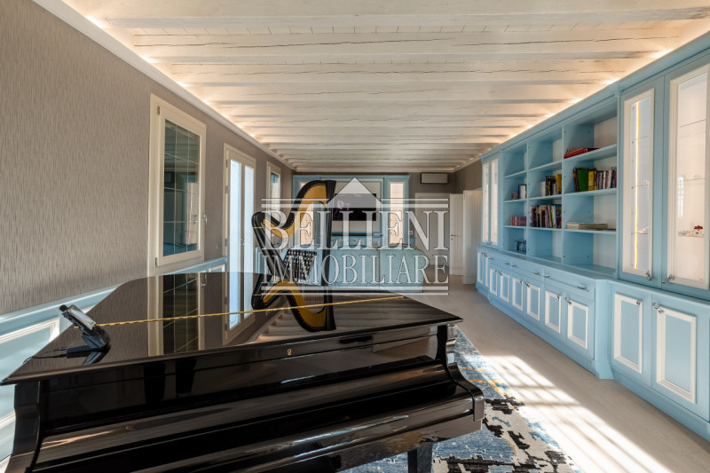 A cinque minuti da Torri di Quartesolo proponiamo in vendita una villa contemporanea. immersa in ...