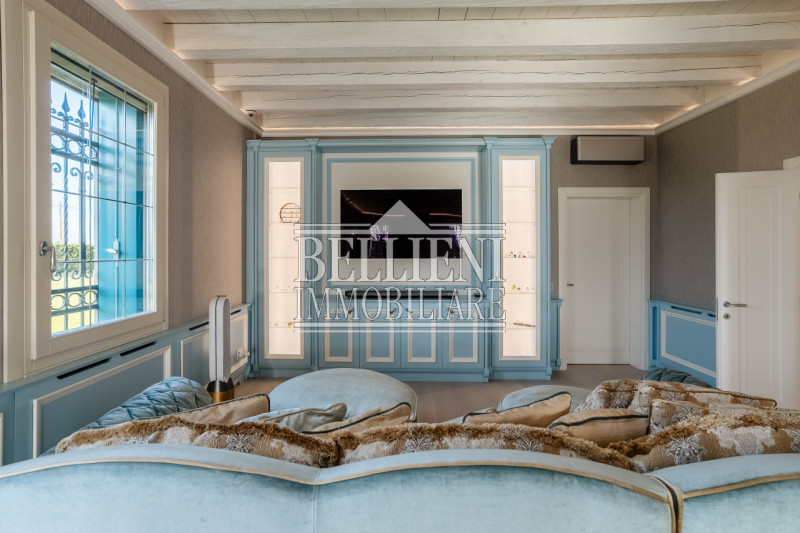 A cinque minuti da Torri di Quartesolo proponiamo in vendita una villa contemporanea. immersa in ...