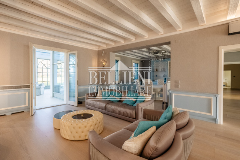 A cinque minuti da Torri di Quartesolo proponiamo in vendita una villa contemporanea. immersa in ...