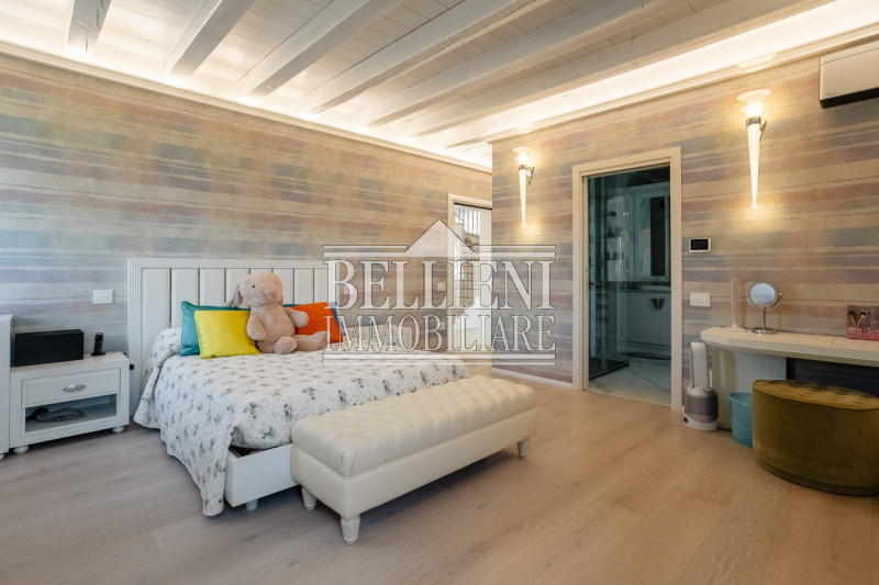 A cinque minuti da Torri di Quartesolo proponiamo in vendita una villa contemporanea. immersa in ...