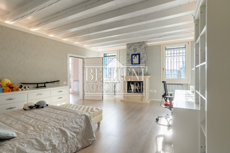 A cinque minuti da Torri di Quartesolo proponiamo in vendita una villa contemporanea. immersa in ...