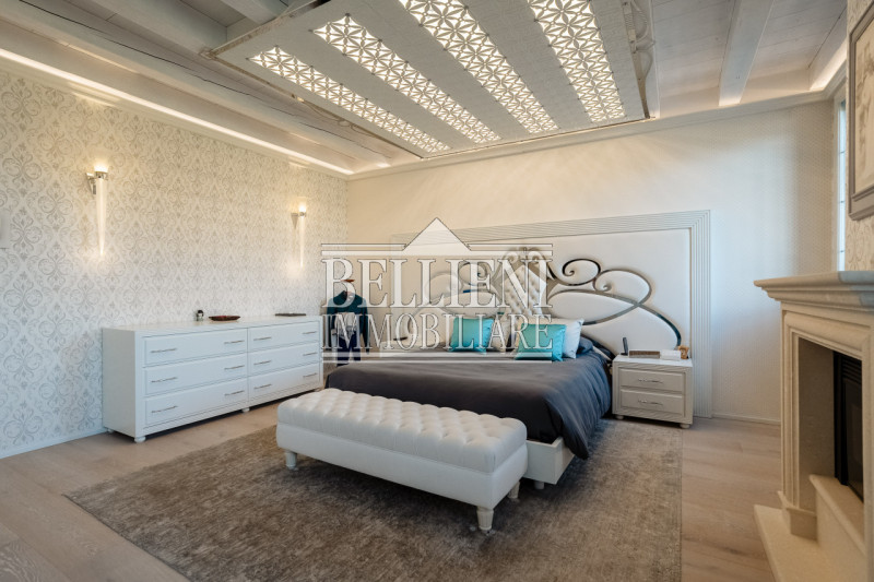 A cinque minuti da Torri di Quartesolo proponiamo in vendita una villa contemporanea. immersa in ...