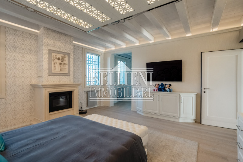 A cinque minuti da Torri di Quartesolo proponiamo in vendita una villa contemporanea. immersa in ...