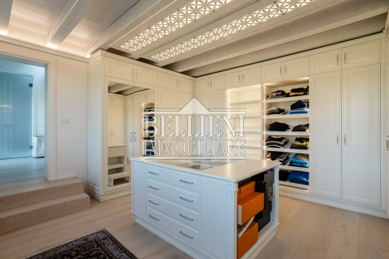 A cinque minuti da Torri di Quartesolo proponiamo in vendita una villa contemporanea. immersa in ...