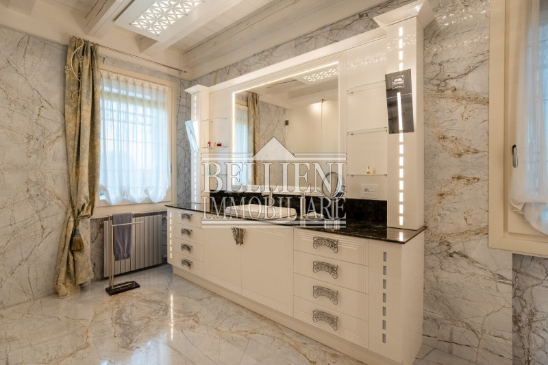 A cinque minuti da Torri di Quartesolo proponiamo in vendita una villa contemporanea. immersa in ...