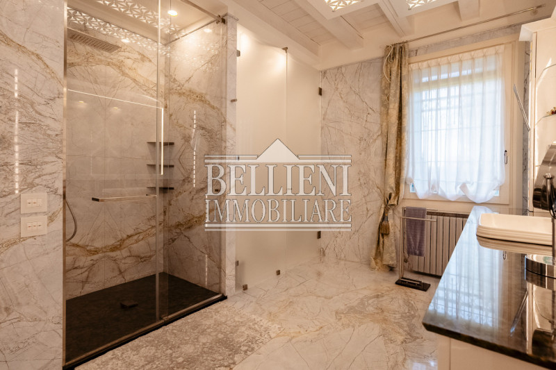 A cinque minuti da Torri di Quartesolo proponiamo in vendita una villa contemporanea. immersa in ...