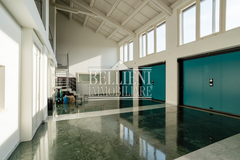 A cinque minuti da Torri di Quartesolo proponiamo in vendita una villa contemporanea. immersa in ...