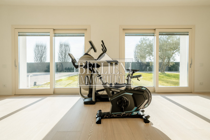 A cinque minuti da Torri di Quartesolo proponiamo in vendita una villa contemporanea. immersa in ...