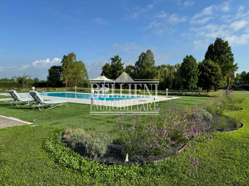 A cinque minuti da Torri di Quartesolo proponiamo in vendita una villa contemporanea. immersa in ...