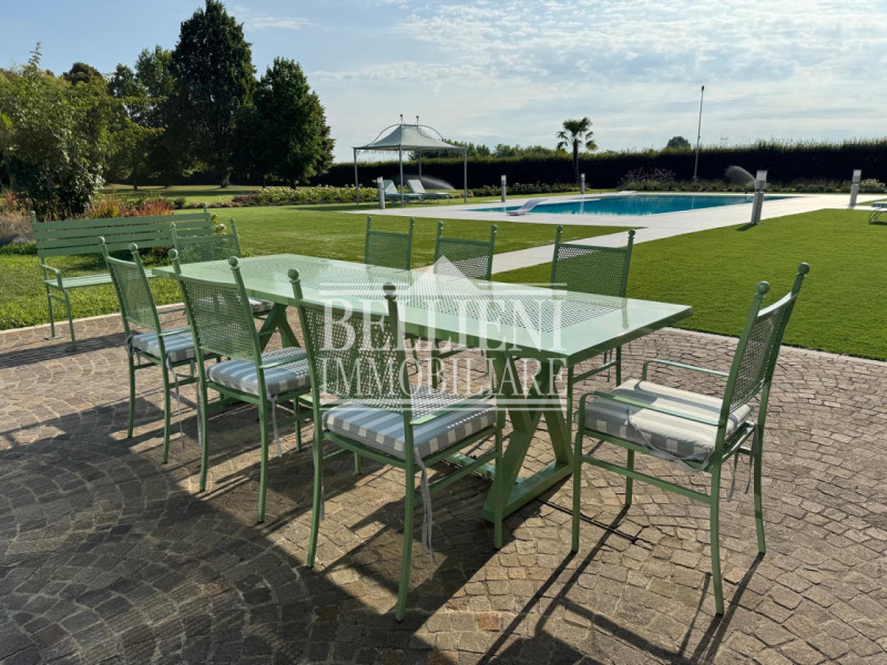 A cinque minuti da Torri di Quartesolo proponiamo in vendita una villa contemporanea. immersa in ...