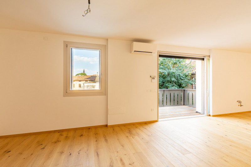 Vicenza, siamo a proporre, in zona Valletta del Silenzio, porzione di villa bifamiliare ristruttu...